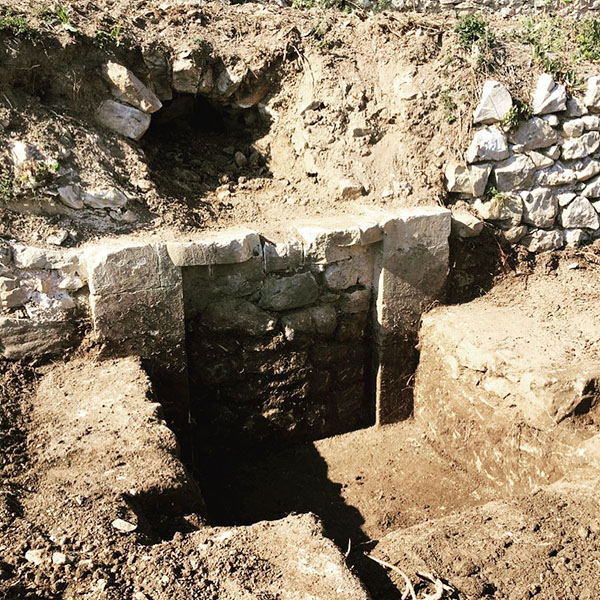 Arrivée d'une mise à eau sur les restes d'une fontaine