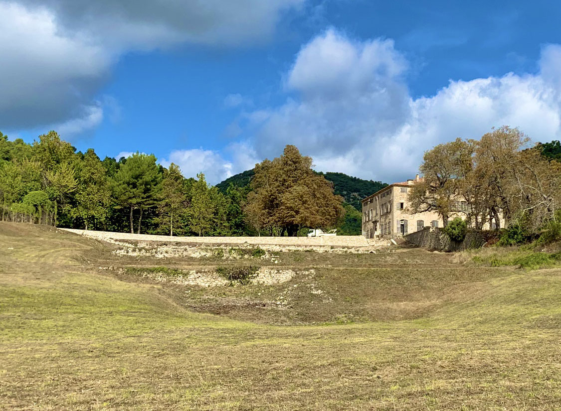 Mur du jardin du château du Grand-Pré à Vitrolles en Luberon