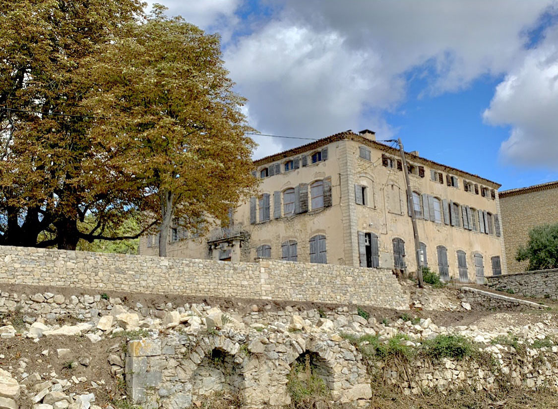 Mur du jardin du château du Grand-Pré à Vitrolles en Luberon