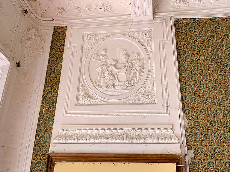 Décor de gypserie avant restauration