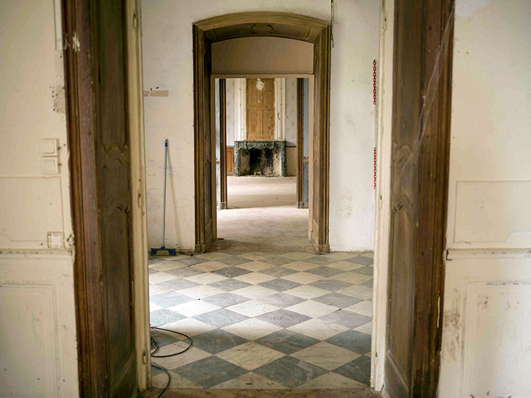 Décor de gypserie du château du Grand Pré avant restauration